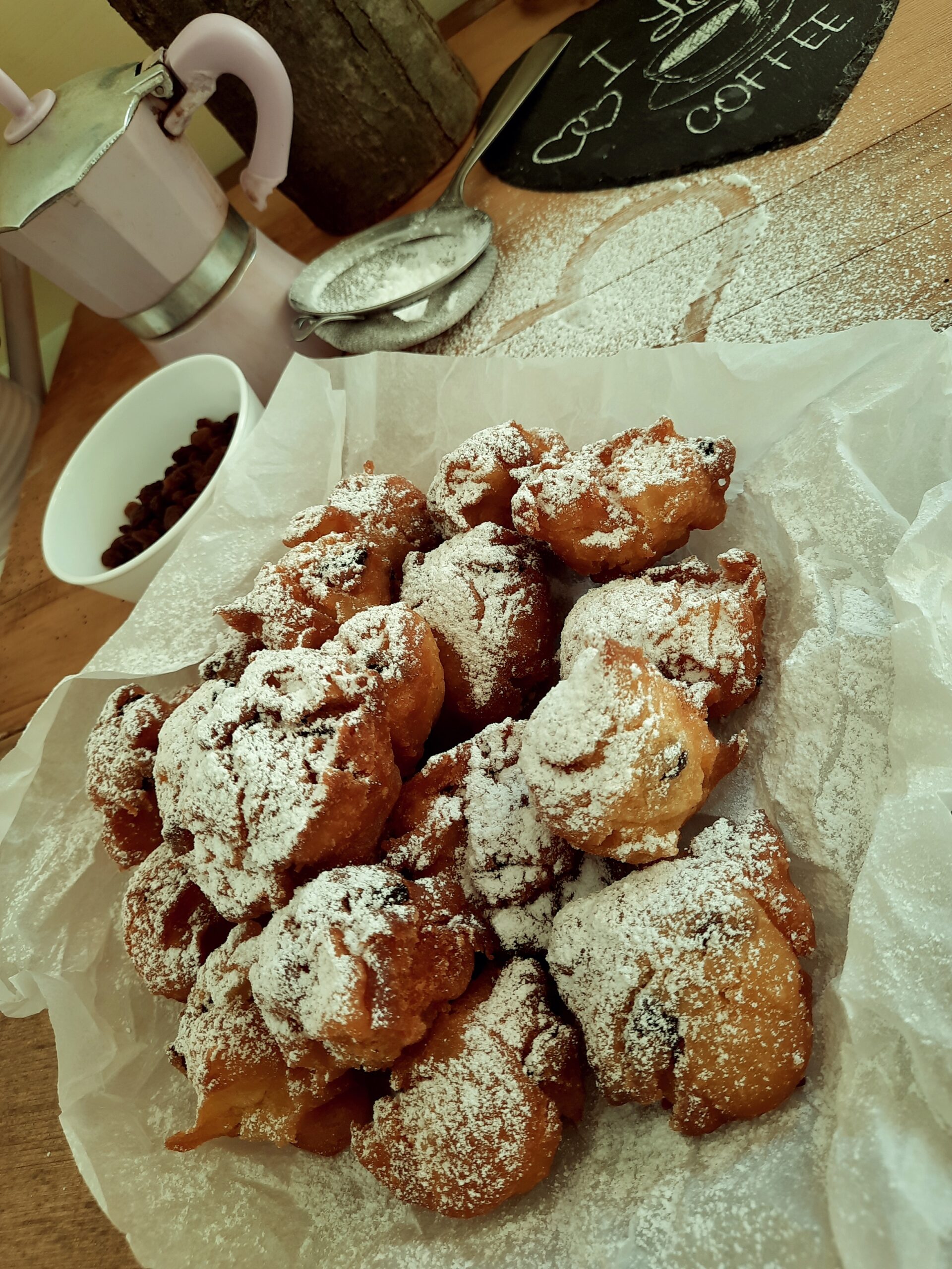 FRITTELLE DOLCI DI CARNEVALE CON MELE E UVETTA